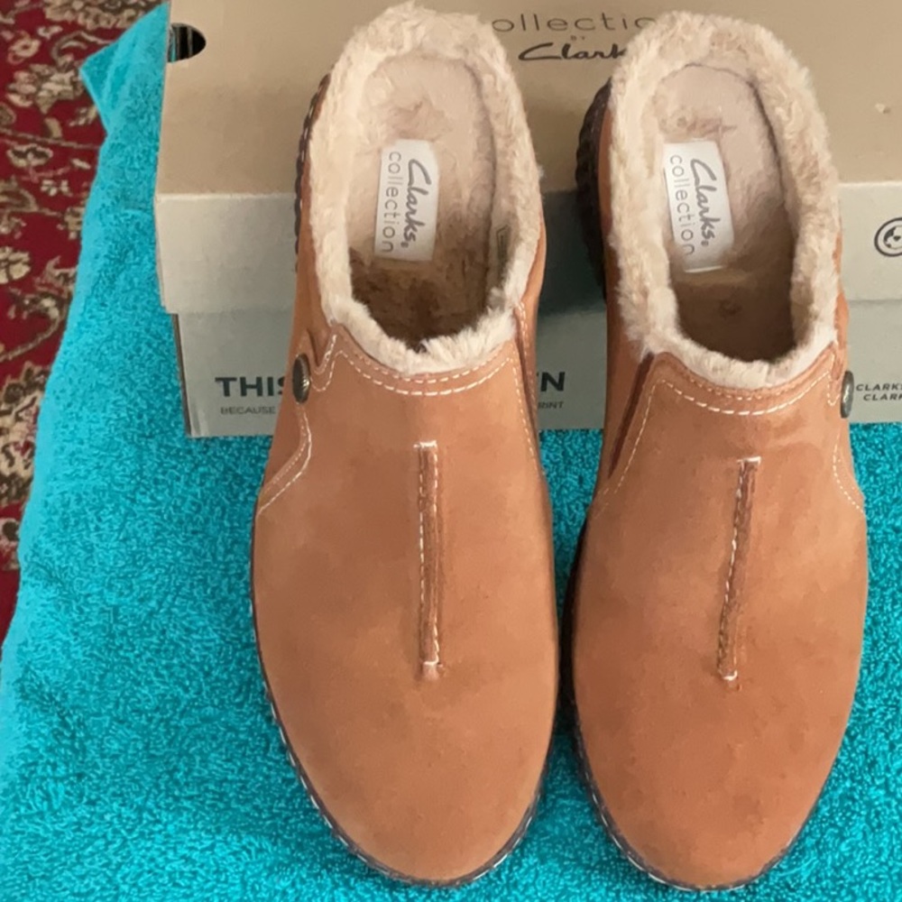 Clark’s size 10M clogs suede tan